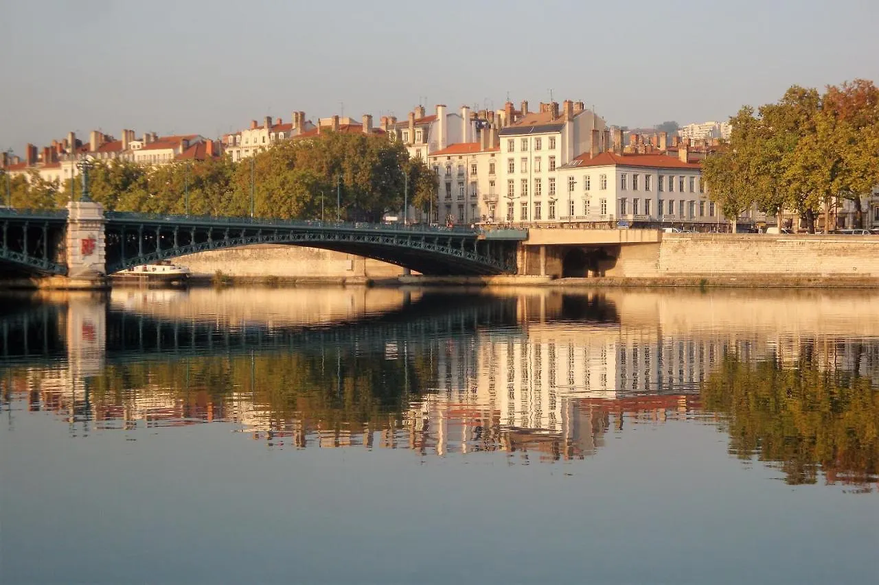 Le Clos Des Pierres Dorees Bed & Breakfast Theize France